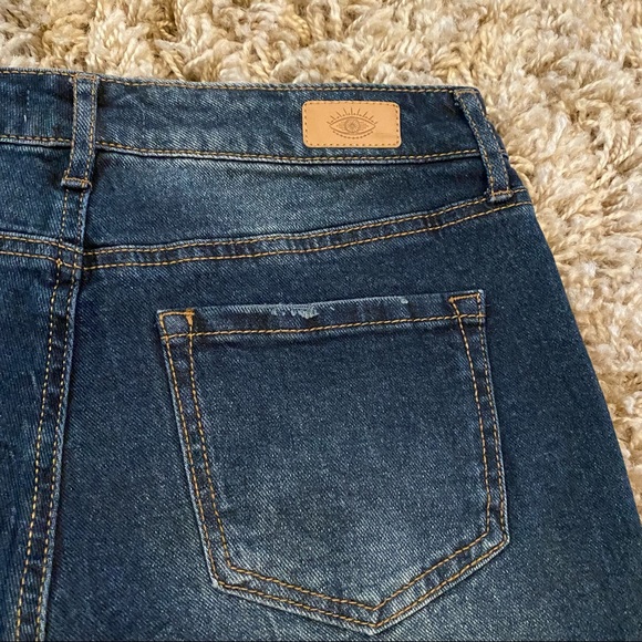 Sofia Vergara mid rise Bermuda distressed jean shorts size 2 - Picture 12 of 14